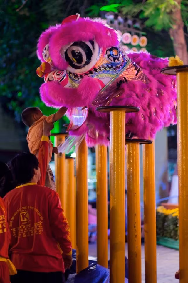 Trẻ con đi xem múa lân- Ảnh: Sơn Khôi Trẻ con đi xem múa lân- Ảnh: Sơn Khôi