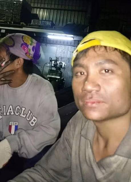 Anh công nhân tên Đức (phải) đen nhẻm vì làm công việc nặng, đang nghỉ ngơi trong giờ tăng ca- Ảnh nhân vật cung cấp.