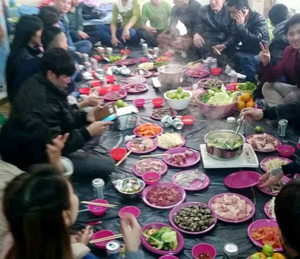 Bữa đón tất niên của những người lao động Hà Tĩnh làm thuê ở xứ Đài. Bữa đón tất niên của những người lao động Hà Tĩnh làm thuê ở xứ Đài.