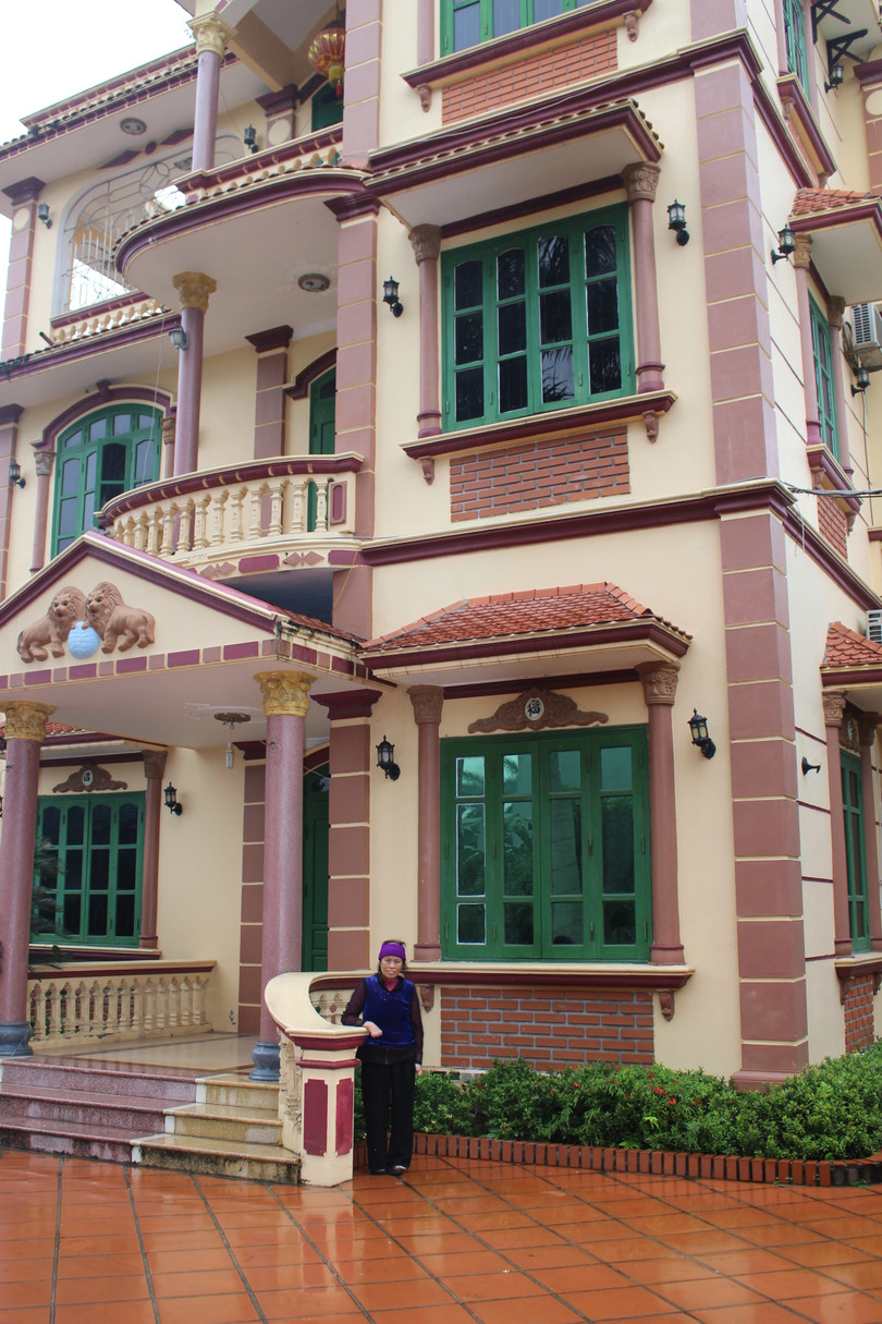 Bà Hằng bên biệt thự mới xây