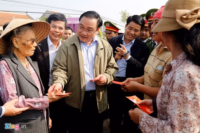 Người đứng đầu Đảng bộ thành phố Hà Nội mừng tuổi người dân. Chủ tịch UBND TP Hà Nội Nguyễn Đức Chung cũng tham gia các hoạt động này.