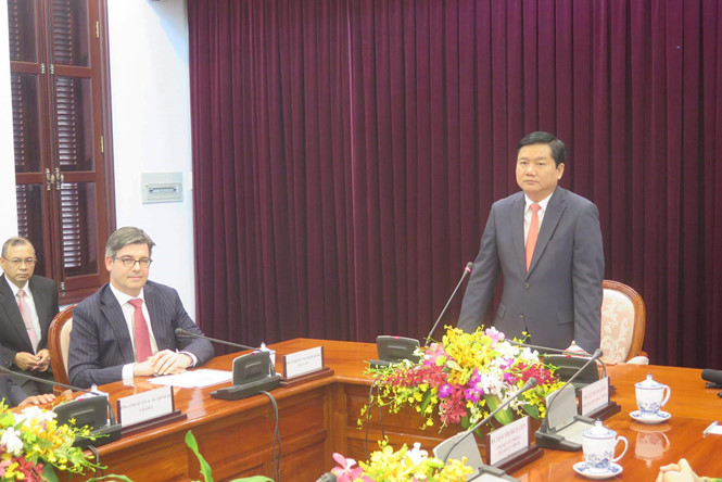 Bí thư Thành ủy TP.HCM Đinh La Thăng tiếp cộng đồng ngoại giao tại TP.HCM - Ảnh: Trung Hiếu