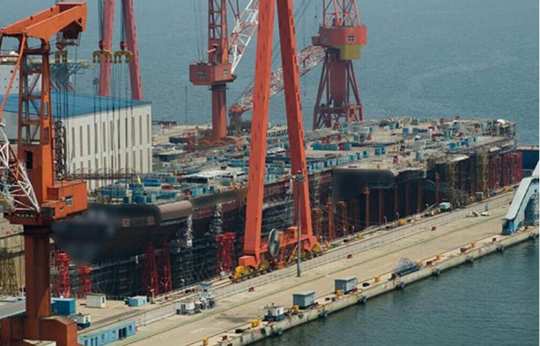 Cộng đồng mạng dăng tải hình ảnh Trung Quốc đang chế tạo tàu sân bay 001A ở Đại Liên. Ảnh: Báo Nhân Dân, Trung Quốc.