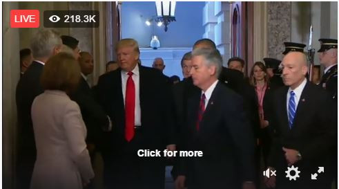 Ông Donald Trump và ông Obama đang bước ra lễ đài