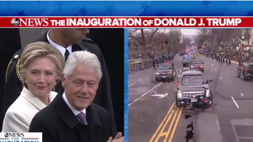 Nụ cười đầu tiên của bà Hillary Clinton kể từ lúc xuất hiện ở Nhà Trắng và sau khi lên lễ đài.