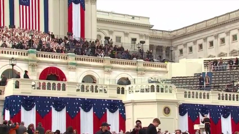 Một số khách mời được dự lễ trên khán đài đã bắt đầu ổn định chỗ ngồi.