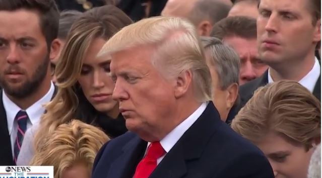 Ông Trump đang chăm chú lắng nghe những người điều hành, thực hiện các thủ tục theo quy định