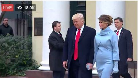 Vợ chồng ông Donald Trump đã xuất hiện. Tỷ phú Mỹ mặc bộ vest tối màu, nổi bật với cà vạt đỏ