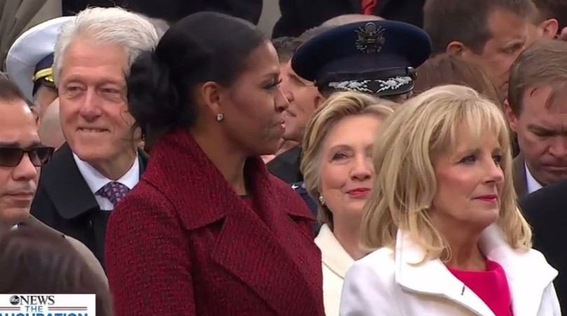 Khi vợ ông Obama xuất hiện bà Clinton đã nở nụ cười rất tươi bên cạnh chồng và gia đình nhà cựu Tổng thống Bush (Bush con).