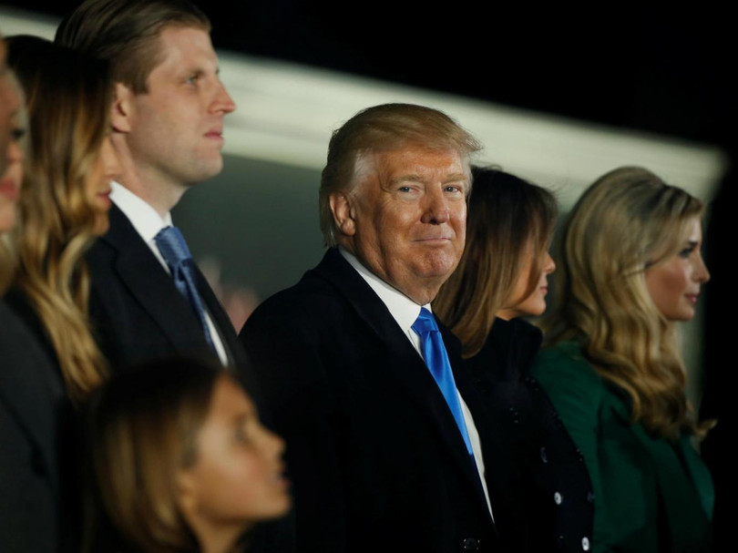 Báo The Independent.co.uk của Anh dẫn báo cáo của New York Times cho biết các nhân viên mật vụ của Mỹ đã yêu cầu ông Trump nộp lại điện thoại di động ngay trước lễ nhậm chức, lý do được thông báo là để đảm bảo an ninh, điện thoại của ông Trump là loại gì không được tiết lộ, chỉ biết rằng trước đó thiết bị này đã được các nhân viên an ninh đảm bảo cho ông Trump chấp nhận.