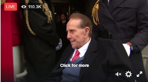 Với những vị khách lớn tuổi hoặc phải ngồi xe lăn, luôn có một cảnh binh làm nhiệm vụ đỡ tay hoặc đẩy xe.