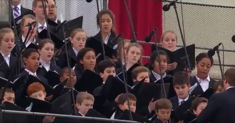 Các dàn đồng ca vẫn đang thực hiện nhiệm vụ diễn xướng của mình trong khi các quan khách bắt đầu tập trung, tề tựu.