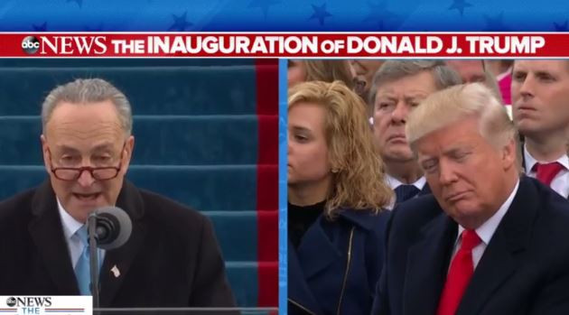 Ông Trump đang chăm chú lắng nghe những người điều hành, thực hiện các thủ tục theo quy định