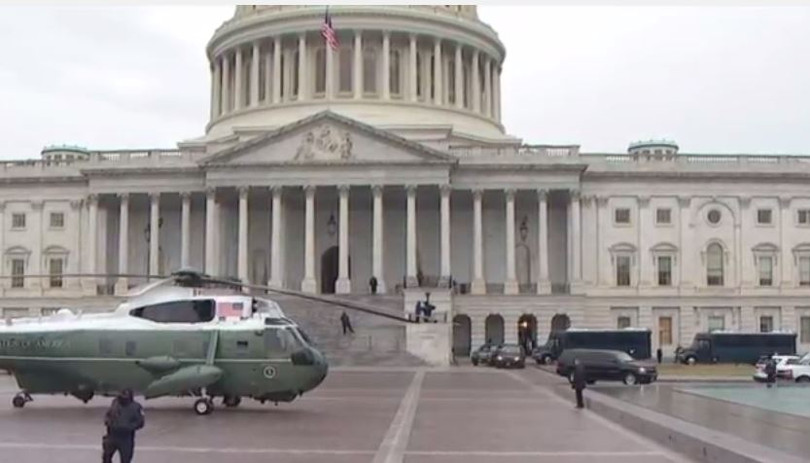 Trước của Nhà Trắng một chiếc trực thăng chuyên dụng dành cho Tổng thống đang chờ đậu sẵn.