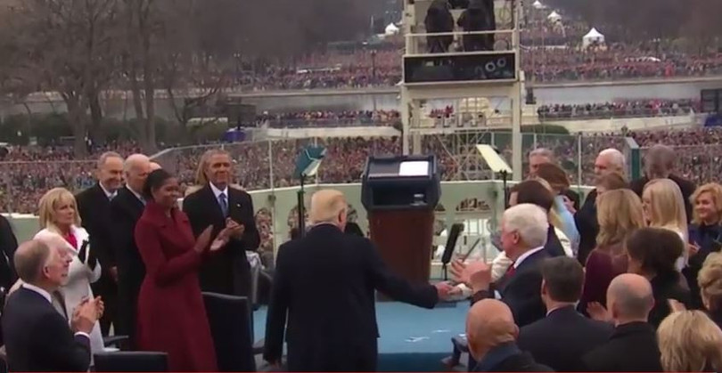 Ông Trump ra khán đài, liên tục nói lời cảm ơn, bắt tay một số người.