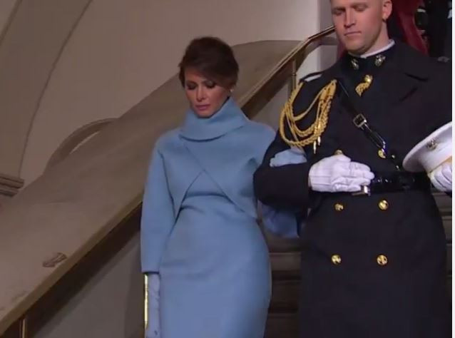 Vợ ông Trump được cảnh binh đỡ, dẫn ra lễ đài