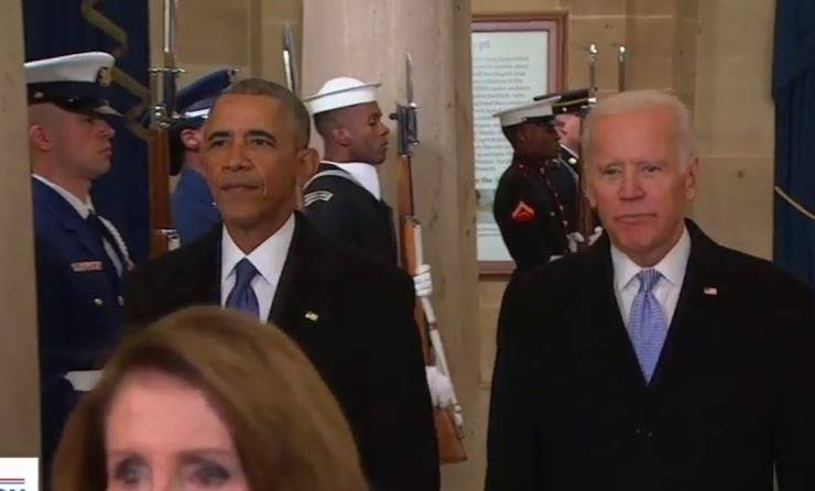 Tổng thống và Phó tổng thống sắp mãn nhiệm bắt đầu ra lễ đài