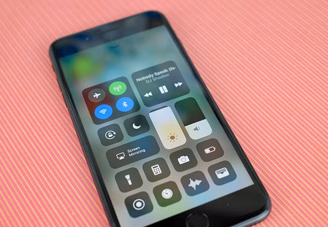 Chỉ với vài tinh chỉnh nhỏ, bạn đã có thể tiết kiệm đáng kể lượng pin trên thiết bị sử dụng iOS 11. (Ảnh: CNET)