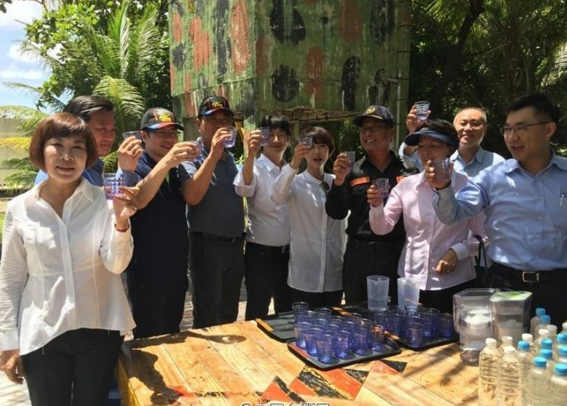 Các nghị sĩ Đảng Dân Tiến Đài Loan chụp ảnh trước khi lên máy bay đổ bộ trái phép lên đảo Ba Bình của Việt Nam. Ảnh: Báo Phượng Hoàng, Hồng Kông.