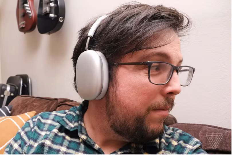 AirPods Max không thể phát nhạc lossless trên Apple Music (Ảnh: The Verge)