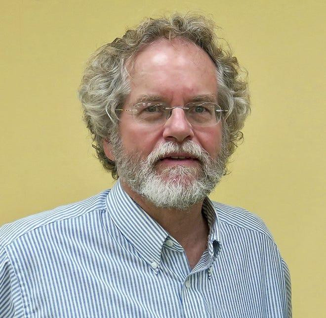 James Hill người đã chụp lại được chú chim có giới tính "nửa đực nửa cái" (Ảnh: USA Today)