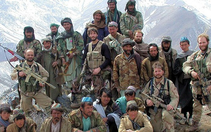 Bị bỏ lại, lính Mỹ bị thương vẫn tay không hạ 2 lính al-Qaeda trước khi chết ảnh 1