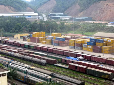 Ga Lào Cai có bãi container nhưng lại thiếu phương tiện chuyên dụng phục vụ làm hàng container