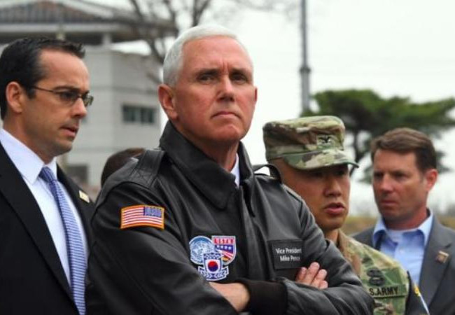 Trong chuyến thăm Hàn Quốc từ ngày 16 - 18/4/2017, Phó Tổng thống Mỹ Mike Pence đã đến Khu phi quân sự hai miền Triều Tiên. Ảnh: AFP/BBC