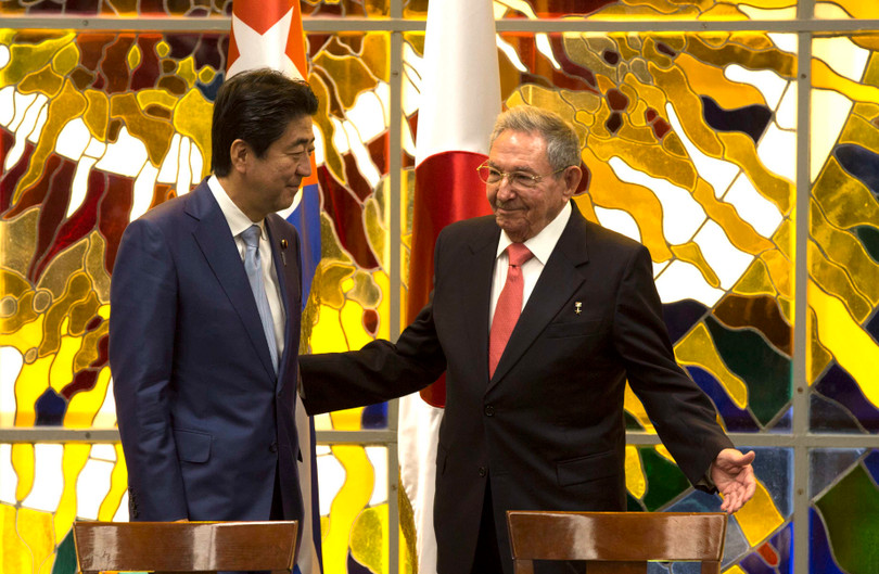 Thủ tướng Nhật Bản Shinzo Abe và Chủ tịch Cuba Raul Castro. 