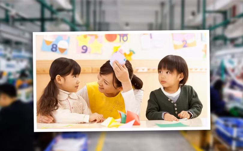 Để giúp nhân viên yên tâm làm việc, ông chủ này đã thuê hẳn cô giáo để trông con giúp họ (Ảnh: SCMP)