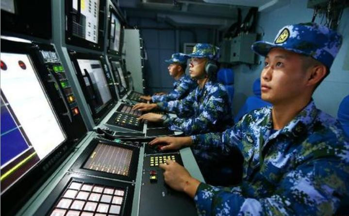 Tàu khu trục Hợp Phì Type 052D Hạm đội Nam Hải làm tàu chỉ huy trong cuộc tập trận. Binh sĩ tàu khu trục Hợp Phì đang tìm kiếm mục tiêu quân xanh. Ảnh: Sina.