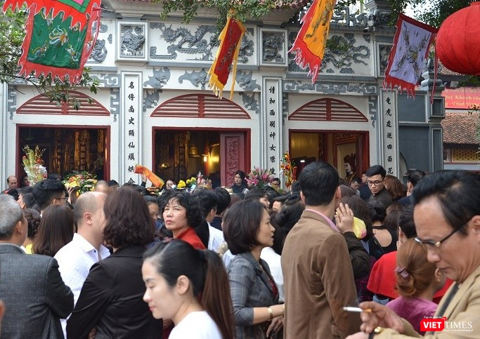 Phủ Tây Hồ ngày đầu năm mới. Ảnh VietTimes