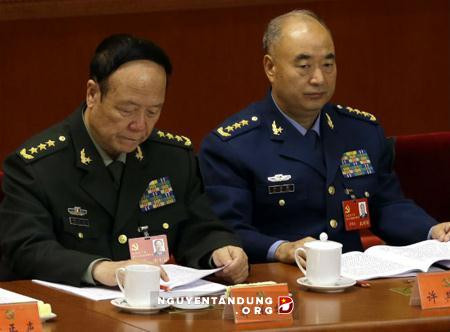 Quách Bá Hùng (bên trái)