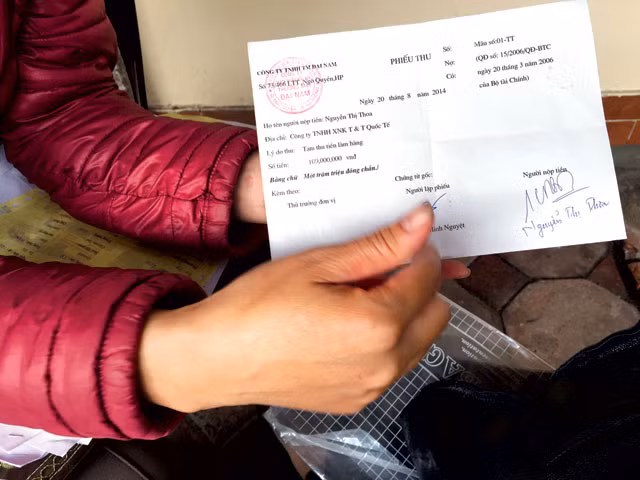 Chị Nguyễn Thị Thoa với những mảnh giấy biết nói. Gần một năm vật vã với container hàng hóa, chị đã kiệt quệ về kinh tế