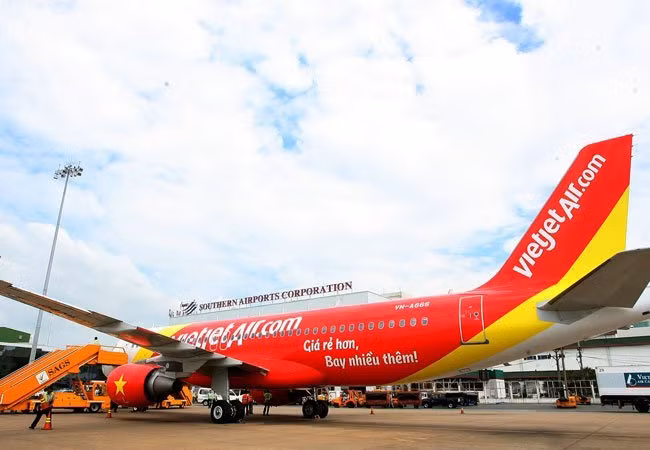 Khách tự ý mở cửa thoát hiểm, 51 người lỡ chuyến