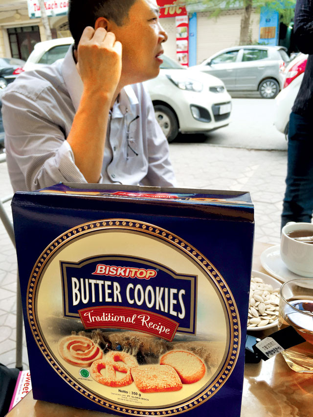 Mặc dù trong giờ hành chính nhưng ông Đặng vẫn mang bánh đi chào