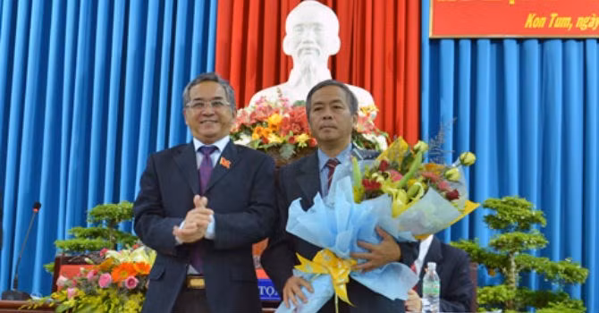 Ông Nguyễn Văn Hùng, tân Chủ tịch UBND tỉnh Kon Tum (trái) và ông Đào Xuân Quí, tân Chủ tịch UBND tỉnh Kon Tum (phải)