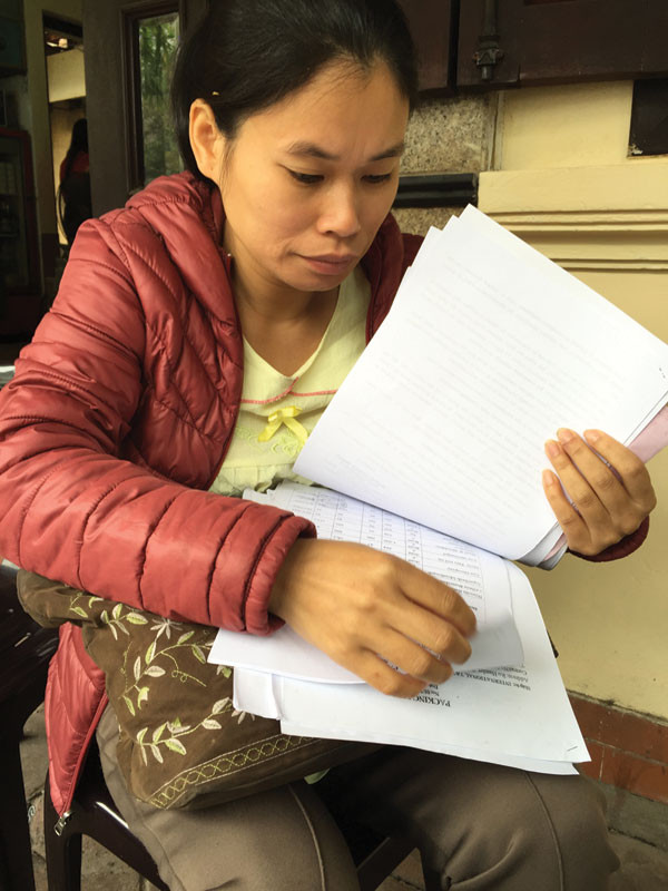 Chị Nguyễn Thị Thoa với những mảnh giấy biết nói. Gần một năm vật vã với container hàng hóa, chị đã kiệt quệ về kinh tế.