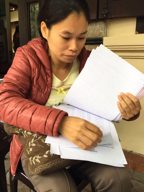 Chị Nguyễn Thị Thoa với những mảnh giấy biết nói. Gần một năm vật vã với container hàng hóa, chị đã kiệt quệ về kinh tế.