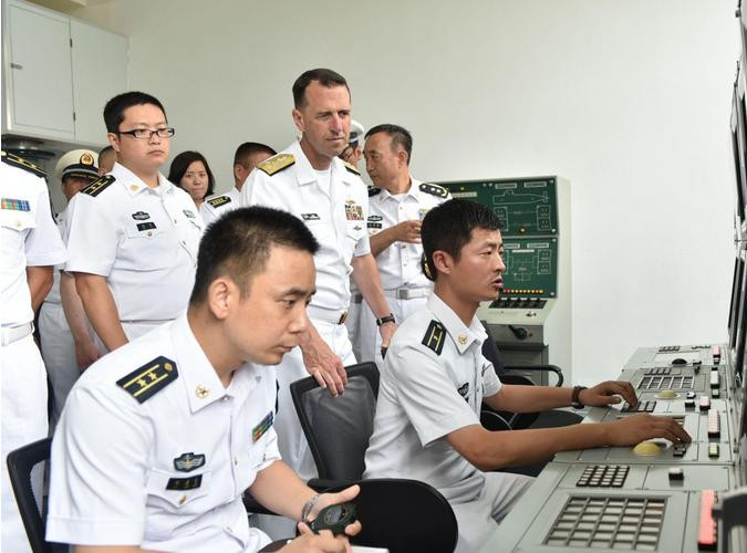 Ngày 20/7/2016, Đô đốc John Richardson tham quan tàu sân bay Liêu Ninh, Hải quân Trung Quốc.