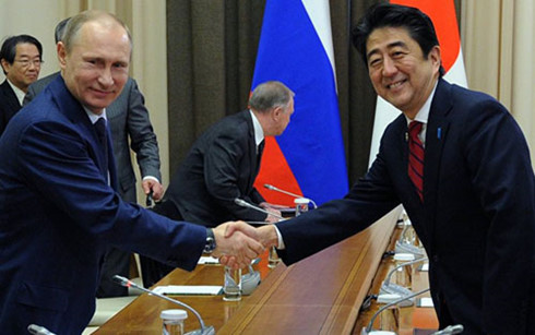 ổng thống Nga Vladimir Putin và Thủ tướng Nhật Bản Shinzo Abe (phải). (ảnh: AP).
