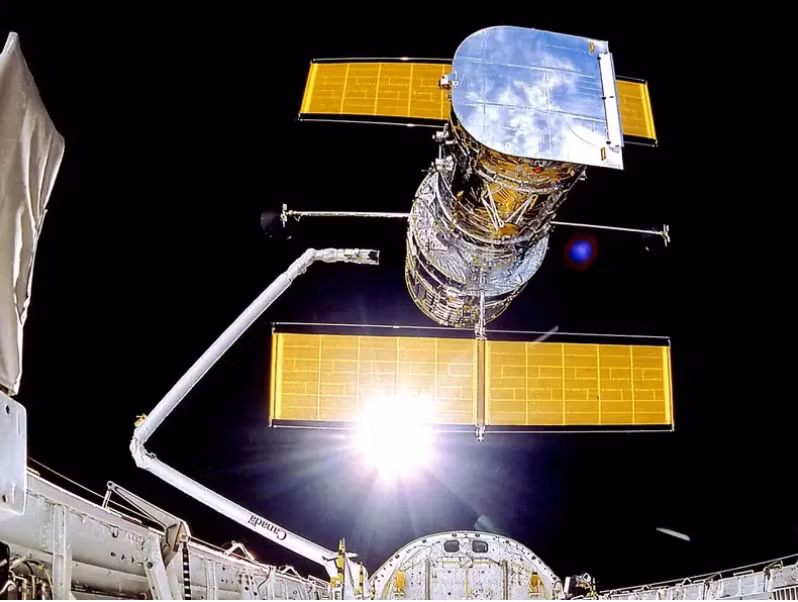 Kính viễn vọng không gian Hubble được triển khai vào ngày 25 tháng 4 năm 1990, từ tàu con thoi Discovery (Ảnh: Business Insider)