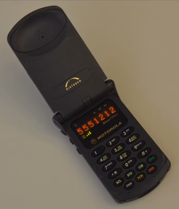 Motorola StarTAC - một trong những chiếc điện thoại gập đầu tiên (Ảnh: GSM Arena) Motorola StarTAC - một trong những chiếc điện thoại gập đầu tiên (Ảnh: GSM Arena)