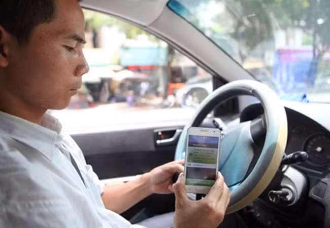 Nhiều ý kiến cho rằng Uber, Grab đang kinh doanh thiếu bình đẳng với taxi truyền thống. Ảnh minh hoạ: internet.