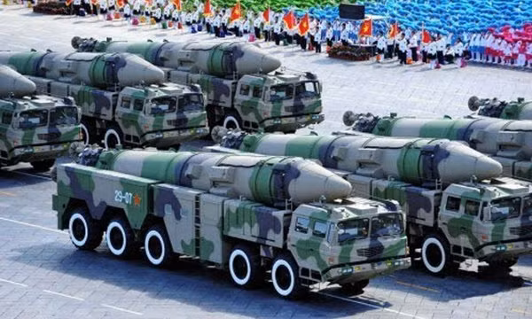 Tên lửa đạn đạo chống hạm Đông Phong-21D.