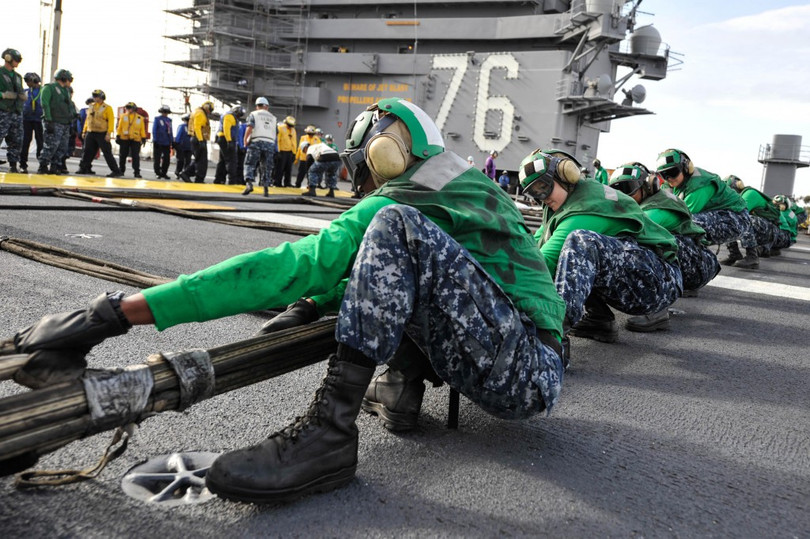 Trên boong tàu sân bay hạt nhân của Mỹ.