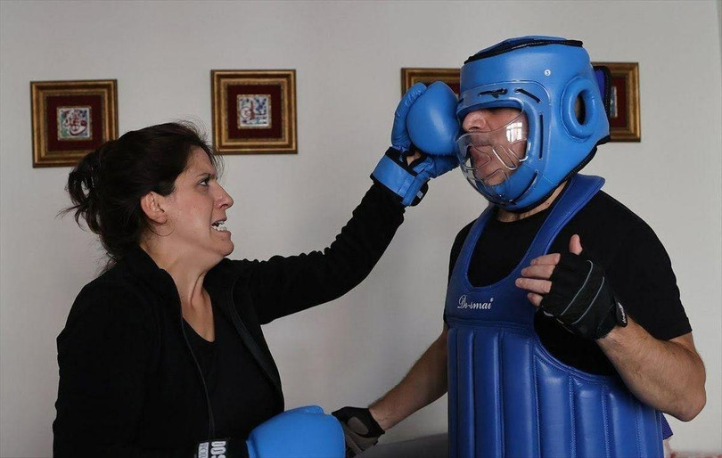 Các khách hàng sẽ tung ra những cú đấm về phía Gunay để giải tỏa căng thẳng (Ảnh: OC)