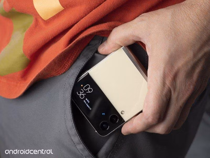 Galaxy Z Flip 3 có thể để gọn gàng trong túi quần khi gập lại (Ảnh: Android Central)