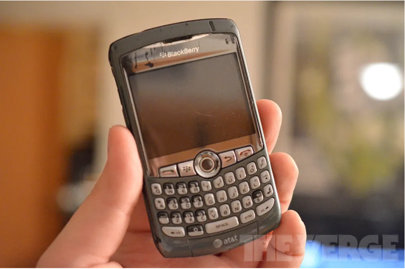 Chiếc BlackBerry 8310 (Ảnh: The Verge)