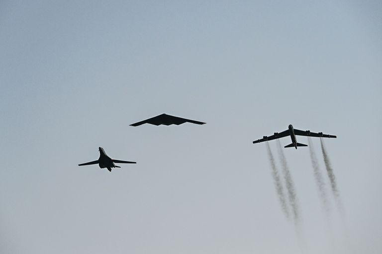 Máy bay B-21 sẽ thay thế máy bay ném bom B-1B Lancer và B-2A Spirit trong các nhiệm vụ ném bom hạt nhân và ném bom thông thường (Ảnh: Popular Mechanic) Máy bay B-21 sẽ thay thế máy bay ném bom B-1B Lancer và B-2A Spirit trong các nhiệm vụ ném bom hạt nhân và ném bom thông thường (Ảnh: Popular Mechanic)